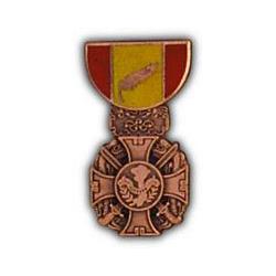 Mini Medal Hat Pin: RVN Gallantry Cross W/Palm Image